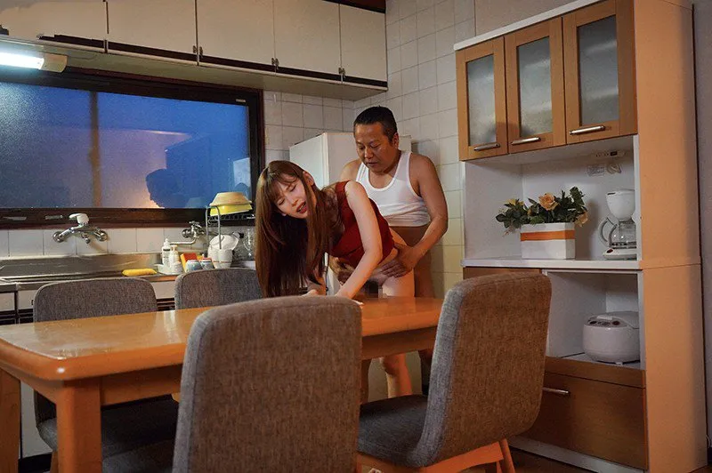 ái nữ bị người chồng mới của mẹ quan hệ mỗi ngày, cho dù đã có người yêu