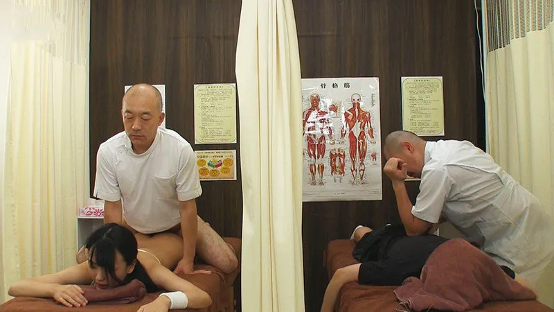 Dẫn em gái đi mát-xa rồi bị xoạc cạnh bên mà không hề hay biết