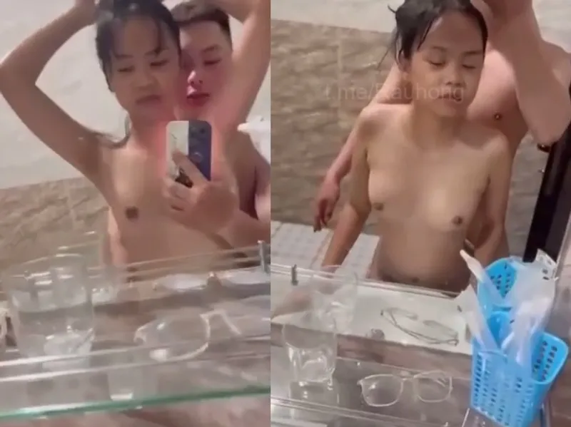 Thon gọn em cùng anh người yêu trả bài trước gương quay kỉ niệm